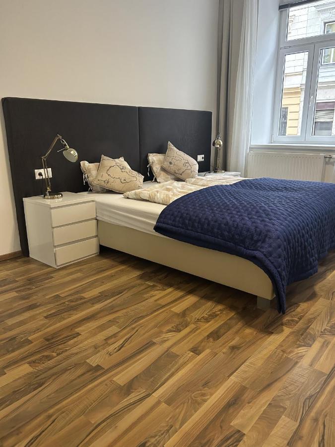 Cozy City Center Apartments Вена Экстерьер фото